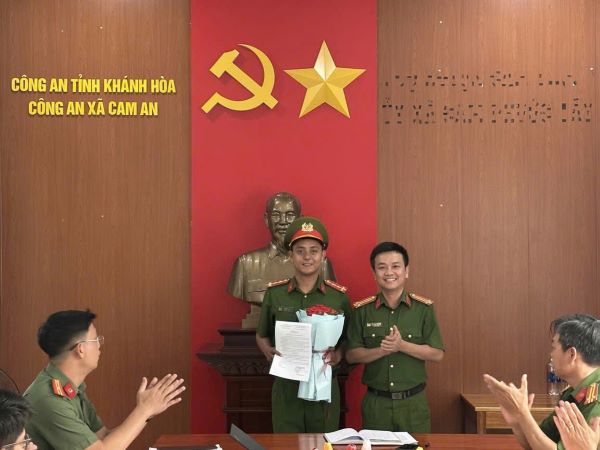 Trưởng Công an xã trao quyết định