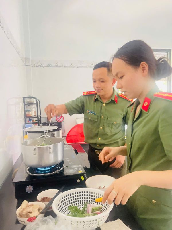 Đoàn viên Chi đoàn Công an xã Cam An chuẩn bị bữa cơm