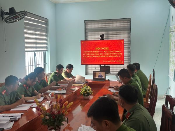 Quang cảnh buổi sinh hoạt chính trị tư tưởng 