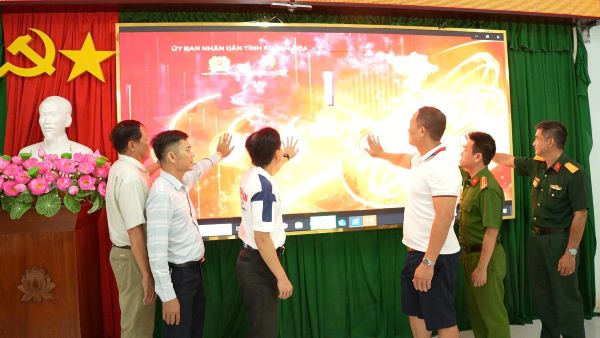 Các đồng chí Lãnh đạo đặt ty lên vi trị thực hiện nghi thức trên màn hình led