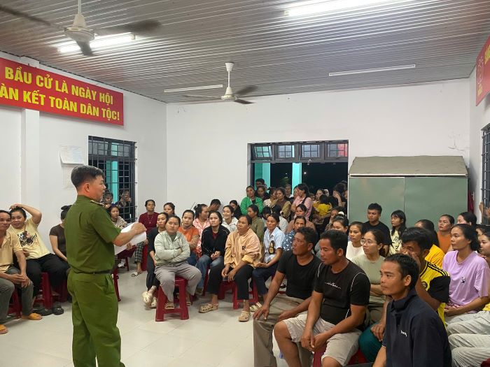 Tuyên truyền chuyển đổi số tại khu dân cư thôn Văn Sơn, xã Cam An