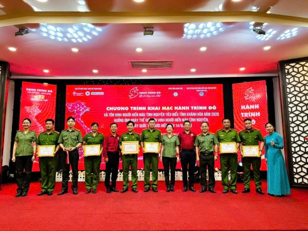 Đồng chí Trương Minh Loan cùng với các đồng chí trong Lực lượng Công an tỉnh Khánh Hòa được khen thưởng có thành tích xuất sắc trong hiến máu tình nguyện