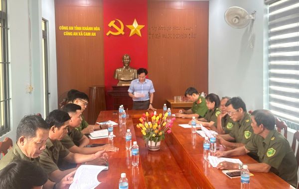 Đồng chí Phó Chủ tịch Ủy ban nhân dân xã phát biểu chỉ đạo