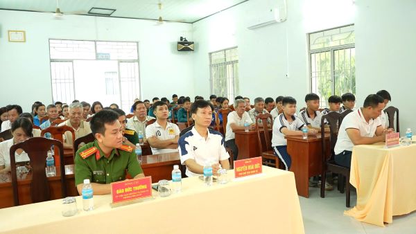 Quang cảnh Lễ mít tinh tại Hội trường UBND xã Cam An
