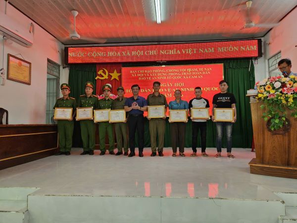 Chủ tịch UBND xã tặng giấy khen các các tập thể và cá nhân có thành tích xuất sắc