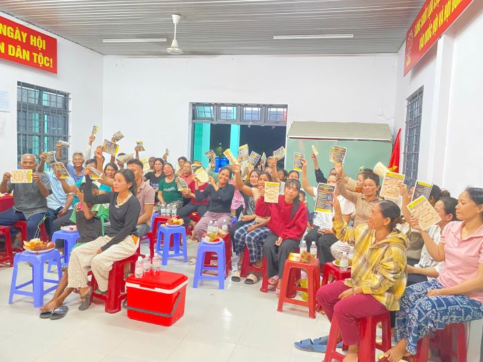 Đại biểu tham dự nhận tờ rơi tuyên truyền 