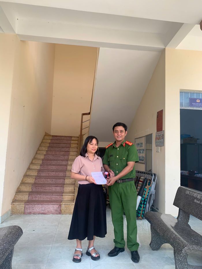 Công an xã Cam An thực hiện đăng ký mẫu dấu và cấp Giấy chứng nhận mẫu con dấu cho các trường học trên địa bàn