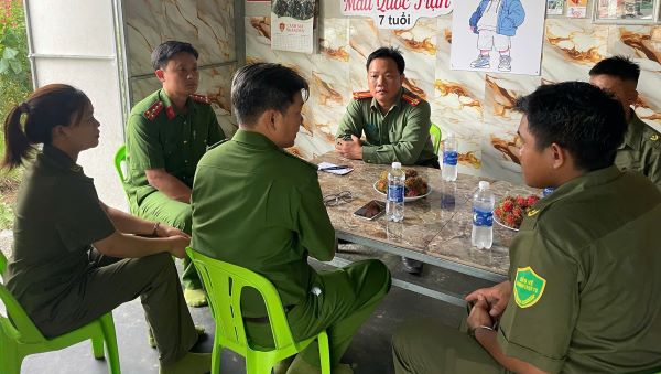Lãnh đạo Phòng Tham mưu Công an tỉnh thăm hỏi, động viên lực lượng tham gia bảo vệ an ninh, trật tự ở cơ sở