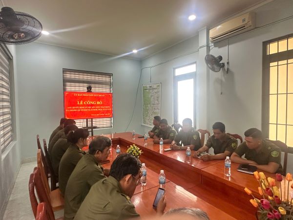 Quang cảnh lễ công bố quyết định kiện toàn Tổ bảo vệ an ninh, trật tự ở cơ sở