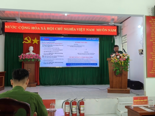 Đại diện Tổng công ty GTEL tuyên truyền, hướng dẫn lắp đặt thiết bị truyền ti, báo cháy