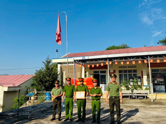 Trao tặng giấy chứng nhận phong trào thi đua Ba nhất