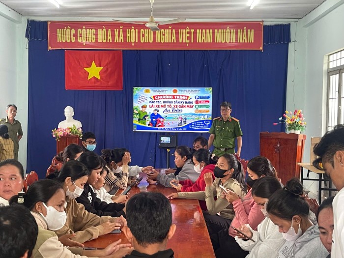 Quang cánh lớp bồi dưỡng bên trong hội trường
