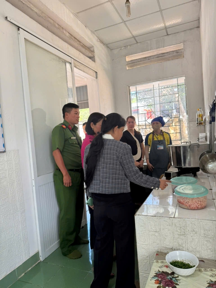 Kiểm tra tại bếp ăn của Trường Mầm non Cam An