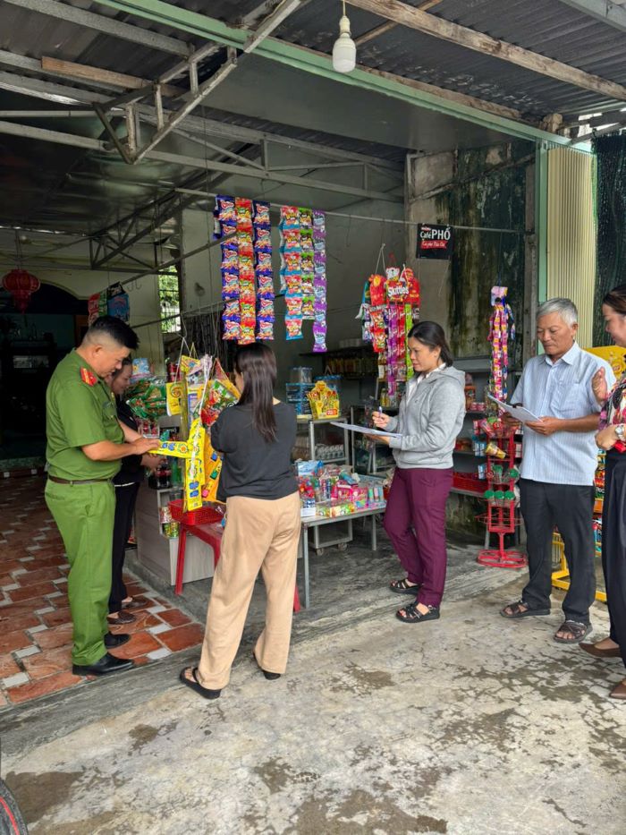 Kiểm tra tại điểm bán hàng trước cổng Trường Tiểu học Cam An