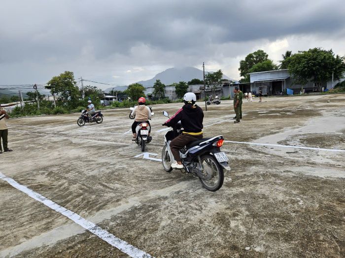 Hướng dẫn người dân thực hành kỹ năng lái xe an toàn tại sa hình