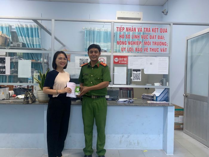 Công an xã Cam An cấp mẫu dấu và giấy chứng nhận mẫu dấu cho các cơ cở giáo dục 