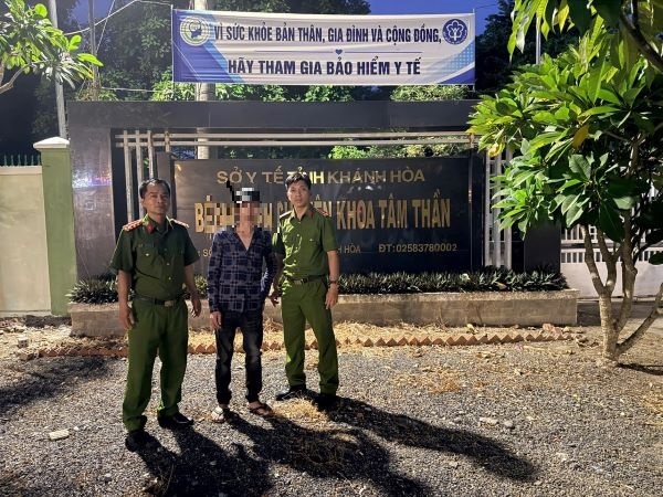 Cảnh sát khu vực đưa người bệnh đến bệnh viện để điều trị