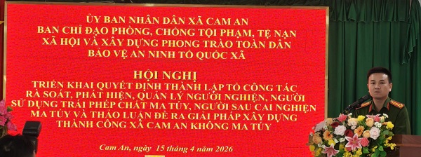 đồng chí Trung tá Đào Đức Trường, Trưởng Công an xã phát biểu tại hội nghị