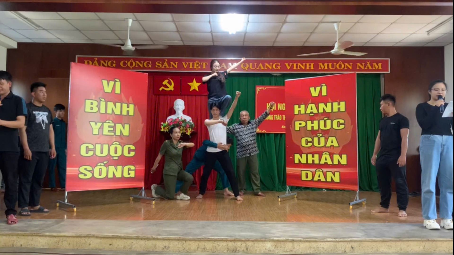 Các thành viên đội thi tập luyện phần Chào hỏi