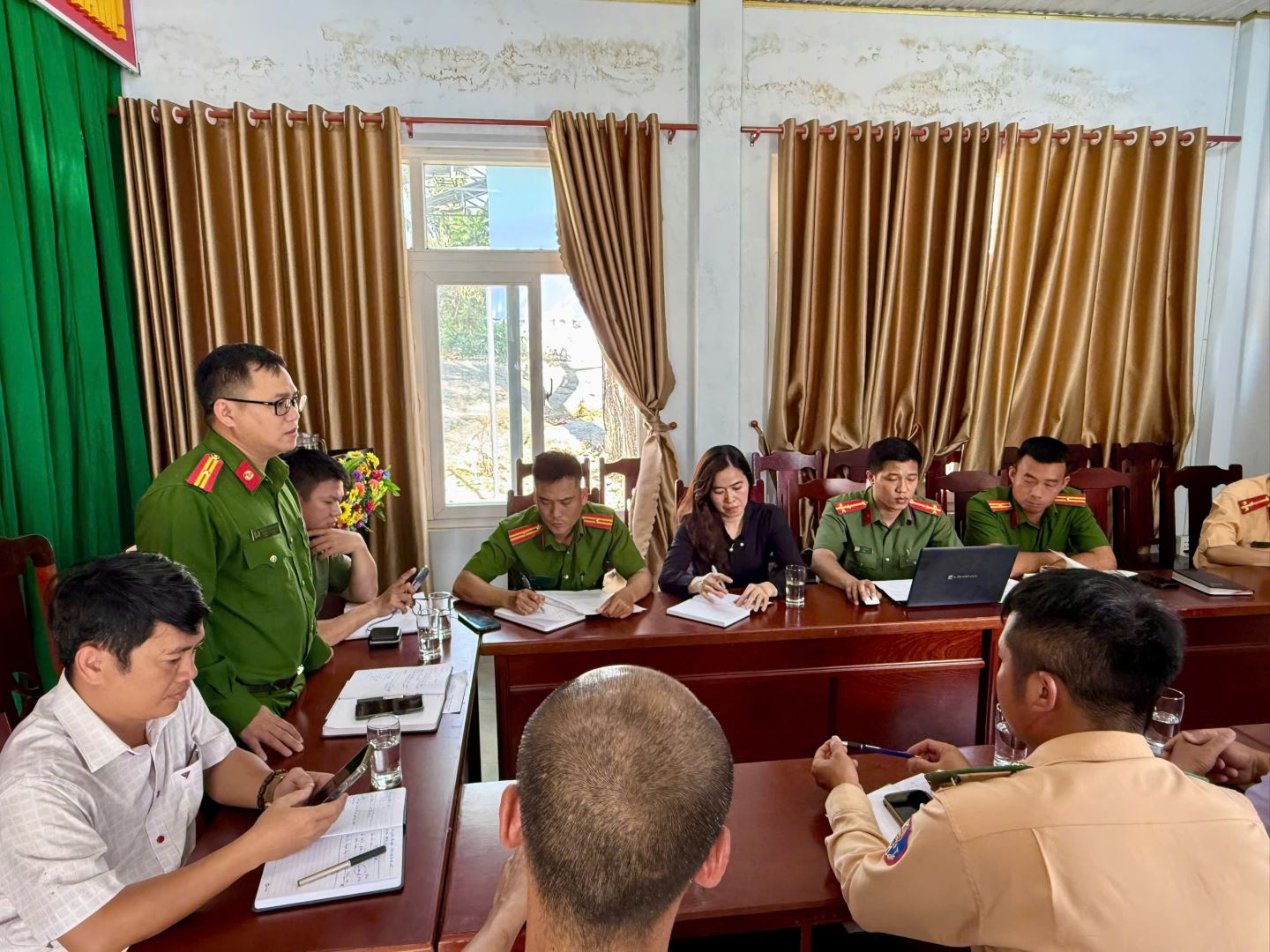 Đồng chí Thiếu tá Nguyễn Thành Phú - Trưởng Công an xã chủ trì buổi làn việc với các doanh nghiệp 