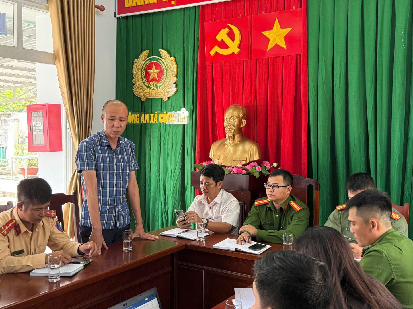 Đại diện các doanh nghiệp mỏ đá tiếp thu ý kiến và đưa ra giải pháp nhằm giảm thiểu khói bụi và ùn tắc giao thông 