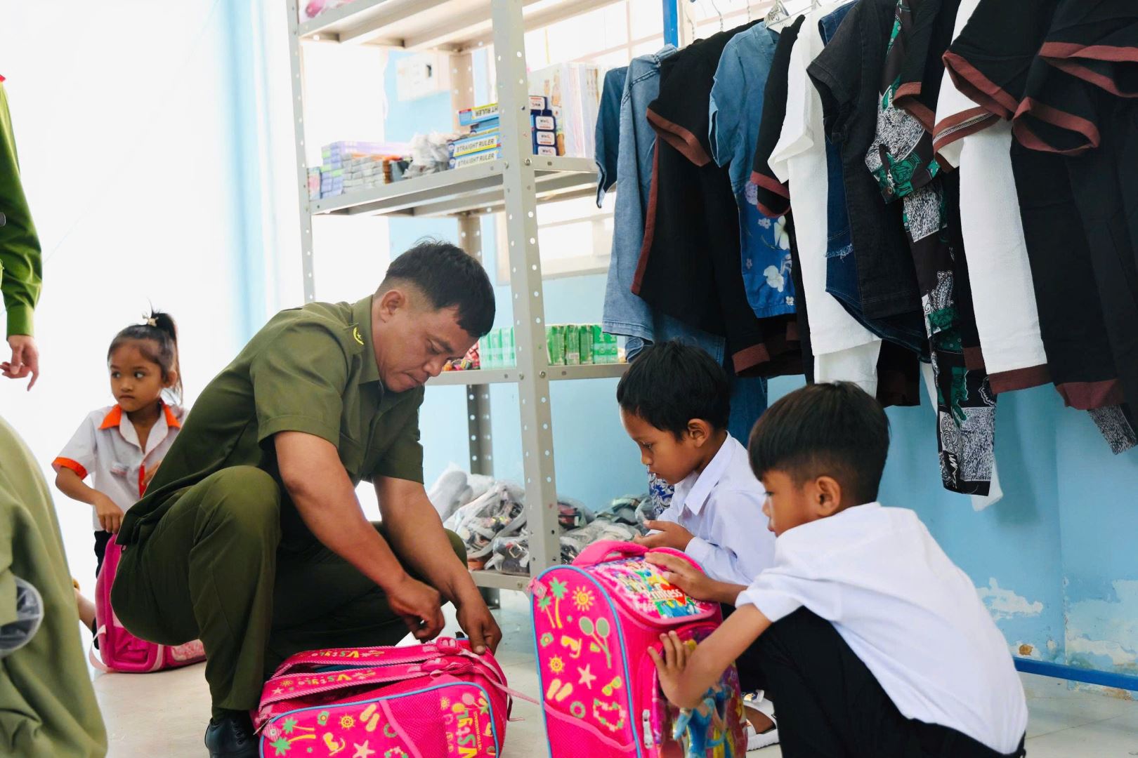 CBCS hỗ trợ các em học sinh lựa chọn cặp sách, quần áo, sách vở, dụng cụ học tập từ Cửa hàng 0 đồng 