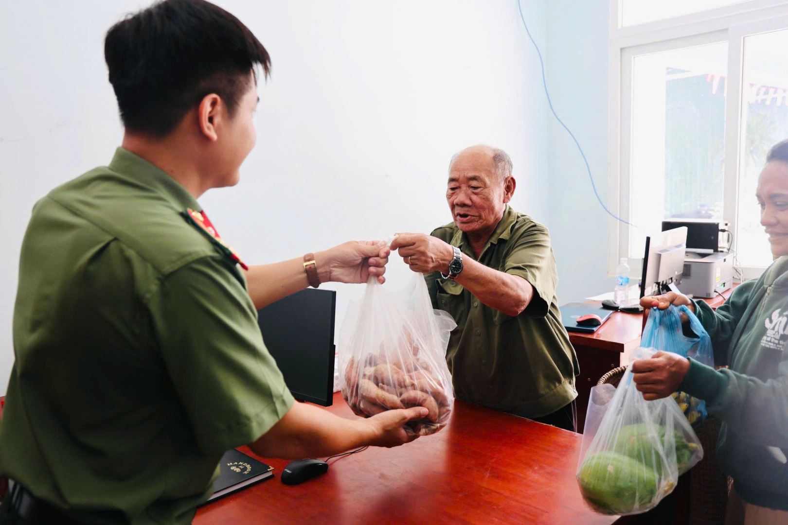 Đáp trả lại tình cảm của các chú Công an xã, bà con Nhân dân người thì bịch khoai, người thì nải chuối, mớ rau mang tặng các chú Công an xã