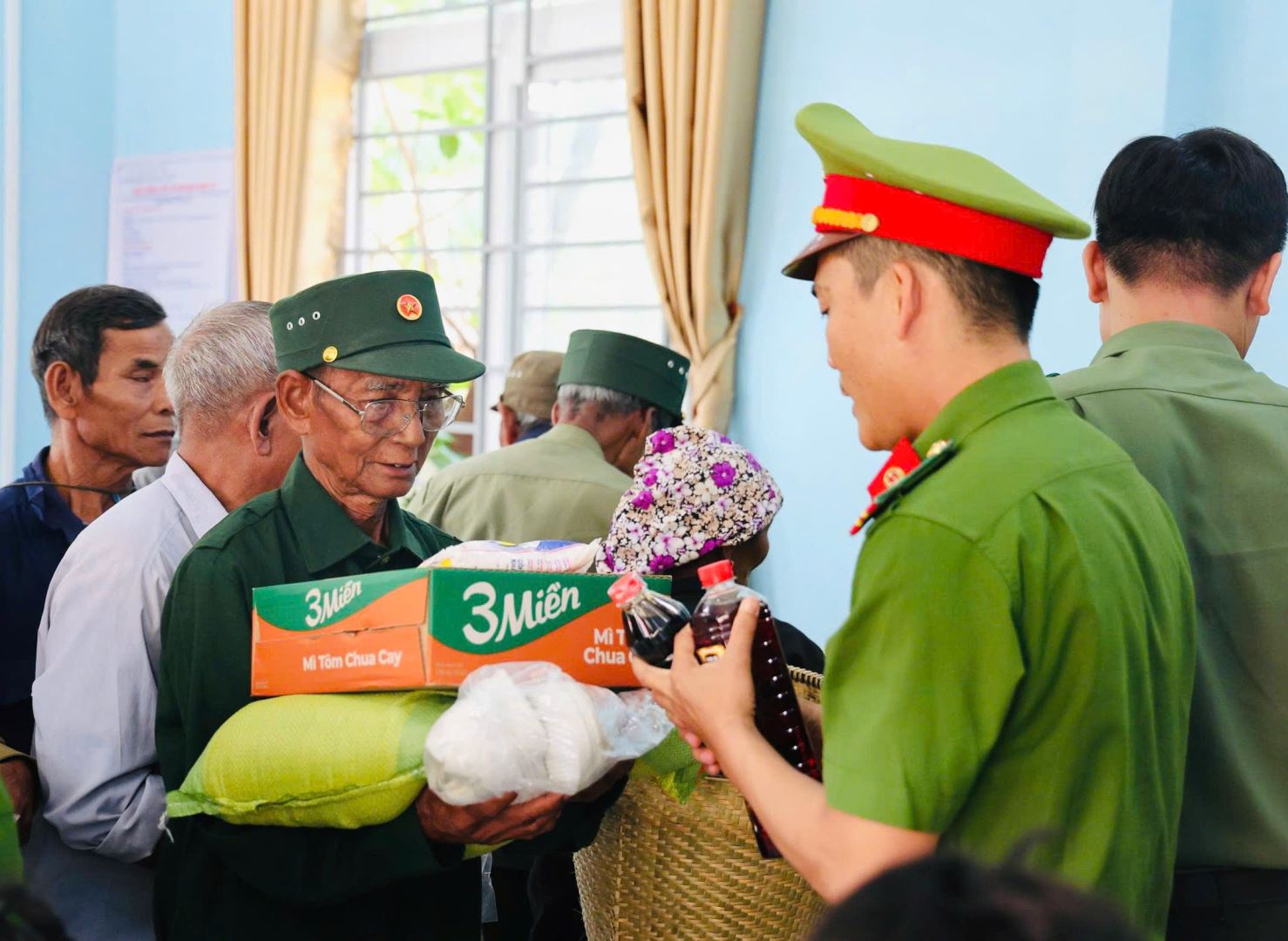 Đoàn viên thanh niên hỗ trợ người dân lựa chọn những món đồ phù hợp từ Cửa hàng 0 đồng 