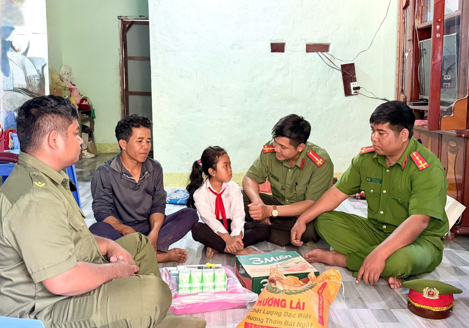 CBCS đến thăm hỏi, động viên, hỗ trợ em Chamaléa Thị Quy, học sinh lớp 3B Trường TH-THCS Phước Chiến Chi đoàn Công an xã nhận đỡ đầu