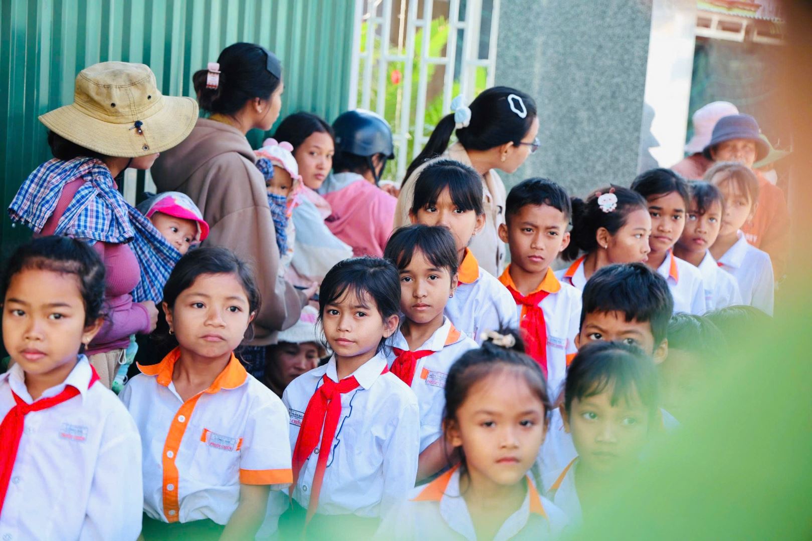 Các em học sinh vui mừng, nao nức khi đến với Cửa hàng 0 đồng của Chi đoàn Công an xã 