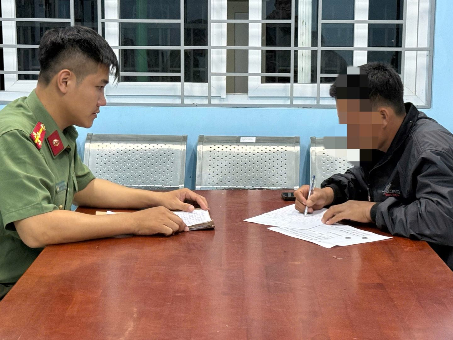 Lực lượng An ninh làm việc với đối tượng bình luận có nội dung phản cảm trên bài viết của Trang Facebook "Công an xã  Công Hải, tỉnh Khánh Hòa"