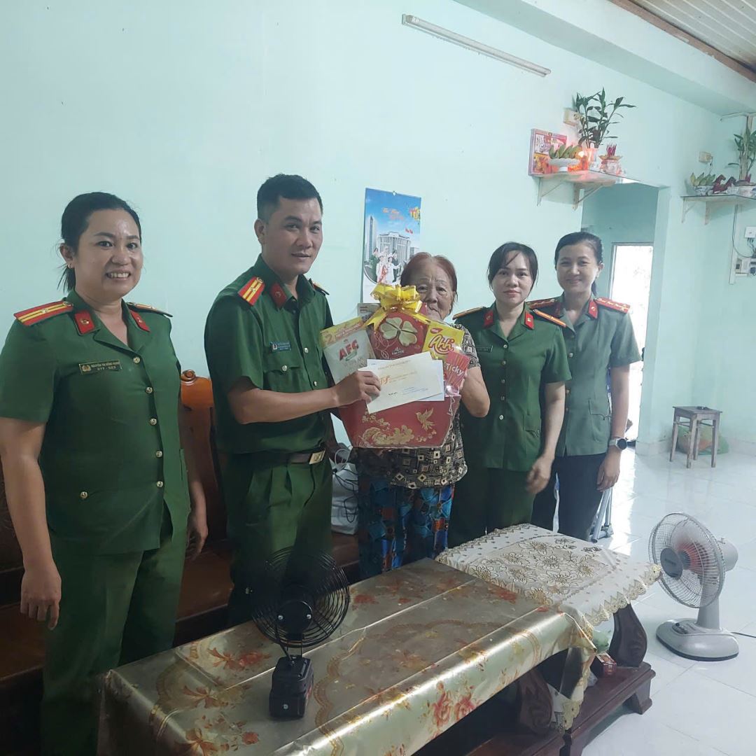 Công an xã Diên Điền thăm hỏi, động viên và trao tặng quà tri ân các gia đình liệt sĩ trên địa bàn