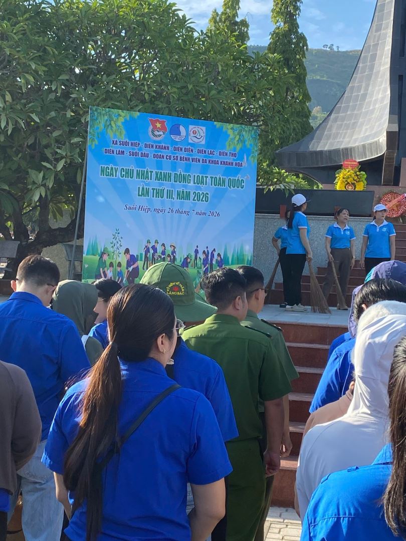 Đoàn viên thanh niên Chi đoàn Công an xã Diên Điền tham gia các hoạt động tri ân nhân kỷ niệm 79 năm Ngày Thương binh - Liệt sĩ và hưởng ứng Ngày chủ nhật xanh toàn quốc lần thứ III năm 2026