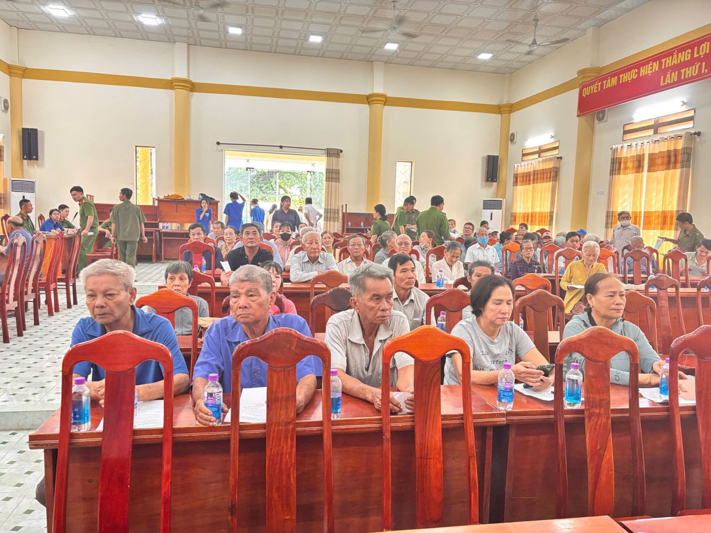 Các thân nhân liệt sĩ tham gia thu nhận mẫu ADN 