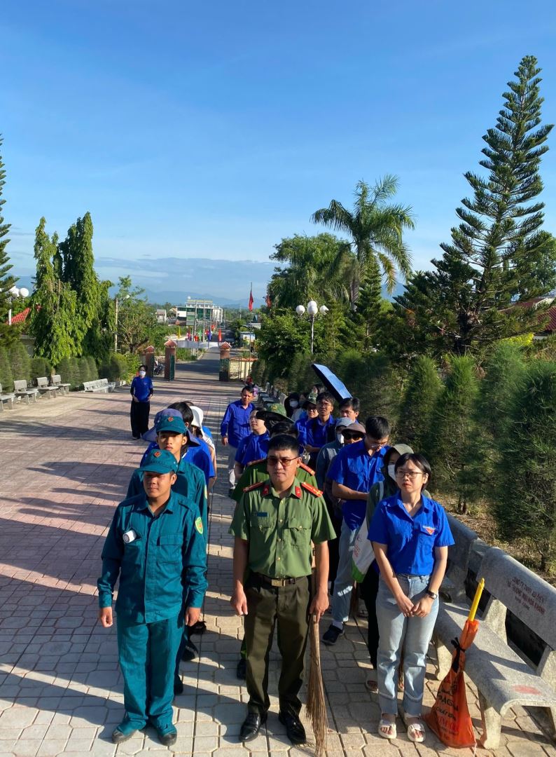 Đoàn viên thanh niên Chi đoàn Công an xã Diên Điền tham gia các hoạt động tri ân nhân kỷ niệm 79 năm Ngày Thương binh - Liệt sĩ và hưởng ứng Ngày chủ nhật xanh toàn quốc lần thứ III năm 2026
