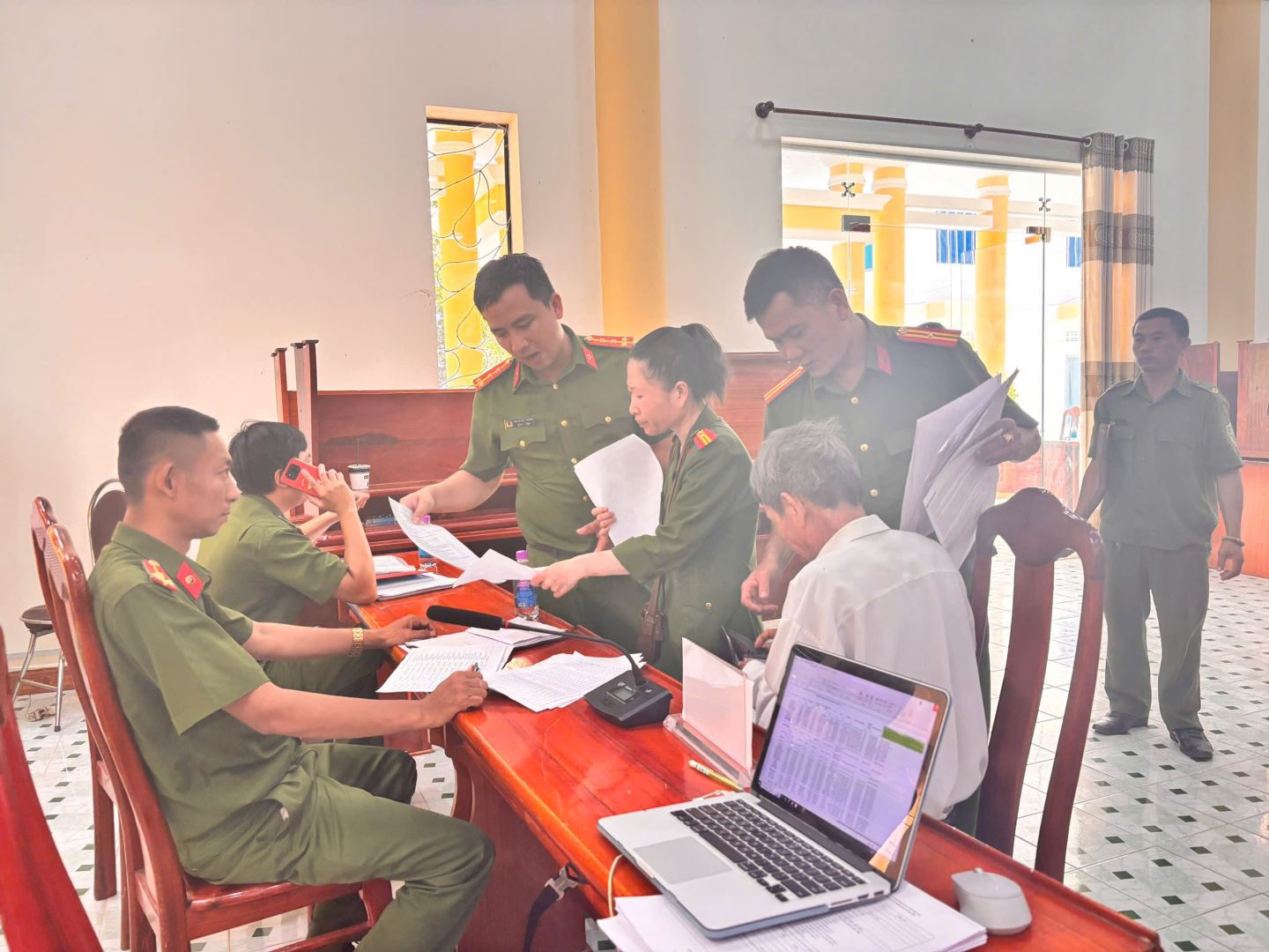 Công an xã Diên Điền hỗ trợ các thân nhân liệt sĩ thực hiện thu nhận ADN theo đúng quy trình nghiệp vụ, bảo đảm chính xác, an toàn
