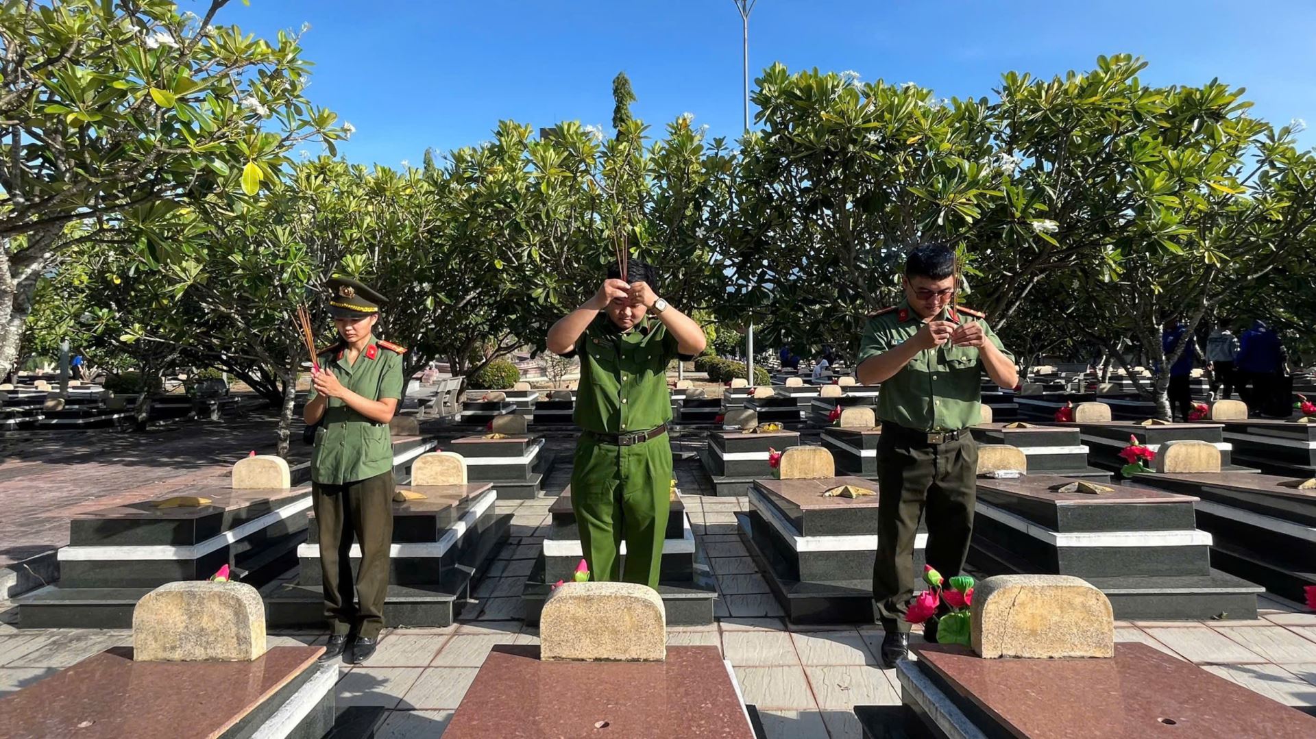 Đoàn viên thanh niên Công an xã Diên Điền dâng hương, dành phút mặc niệm tưởng nhớ các anh hùng liệt sĩ