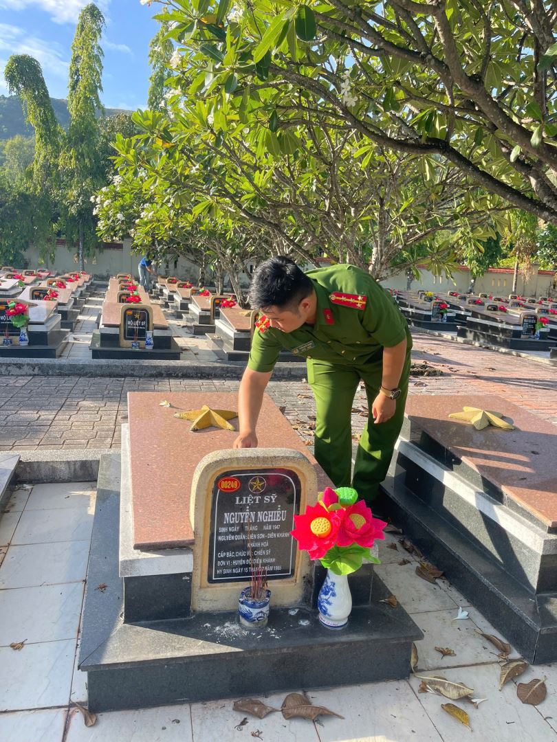 Các lực lượng tích cực quét dọn, thu gom rác thải, vệ sinh khu vực sân, lối đi và khuôn viên nghĩa trang