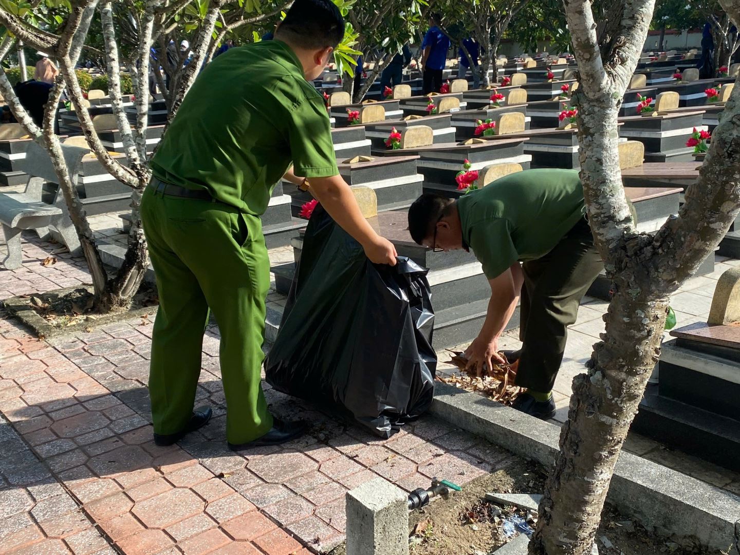 Các lực lượng tích cực quét dọn, thu gom rác thải, vệ sinh khu vực sân, lối đi và khuôn viên nghĩa trang
