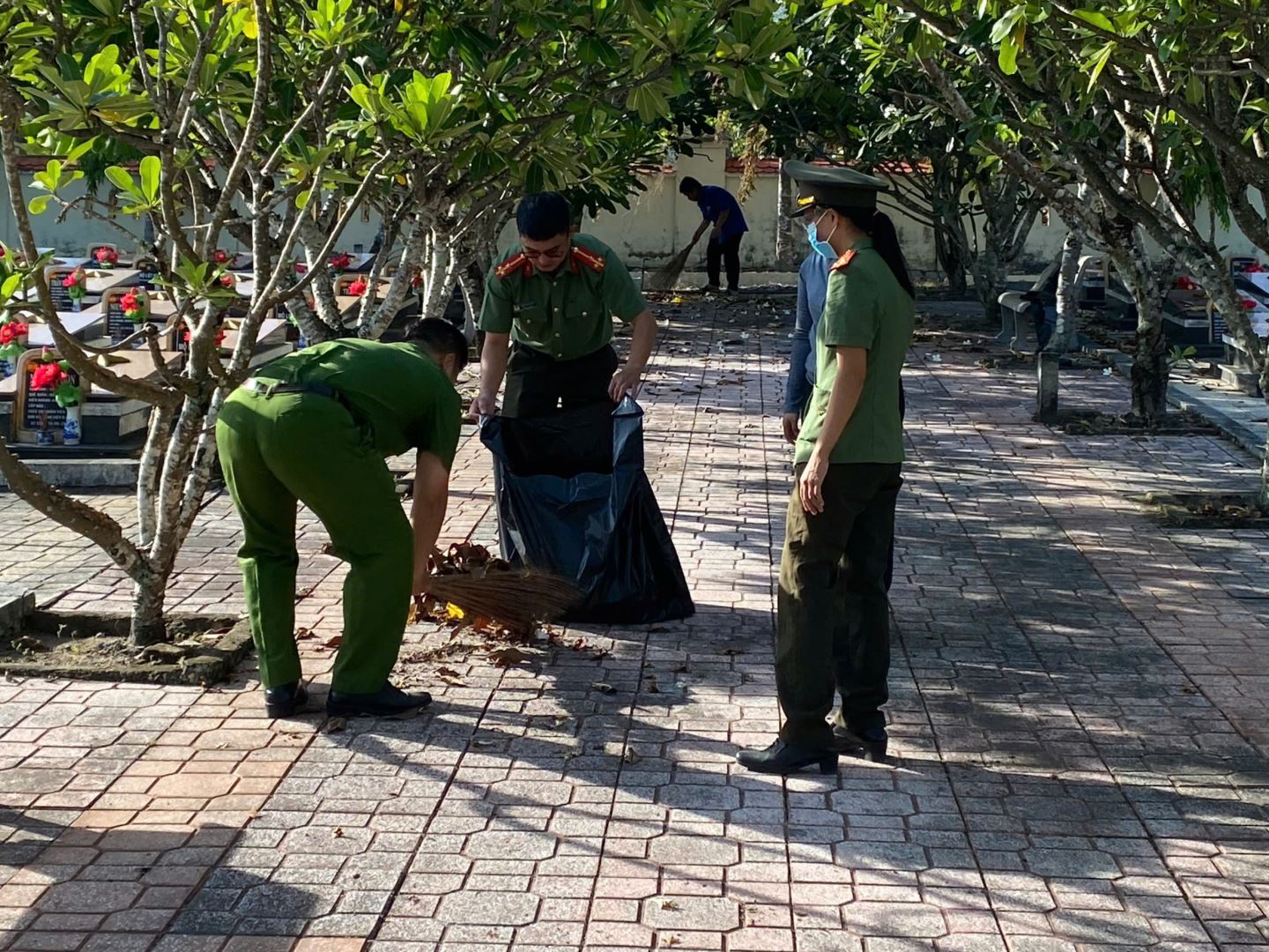 Các lực lượng tích cực quét dọn, thu gom rác thải, vệ sinh khu vực sân, lối đi và khuôn viên nghĩa trang