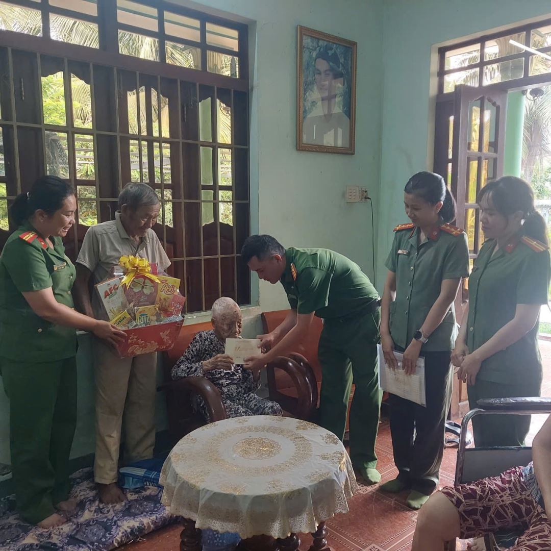 Công an xã Diên Điền thăm hỏi, động viên và trao tặng quà tri ân các gia đình liệt sĩ trên địa bàn