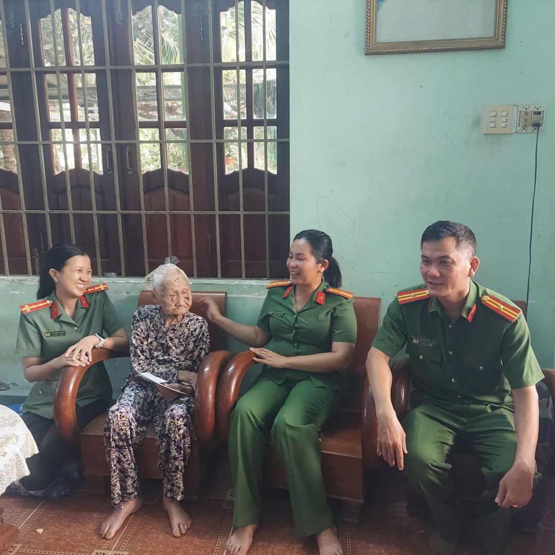 Đại diện Chỉ huy, Chi hội Phụ nữ và Chi Đoàn thanh niên Công an xã Diên Điền trò chuyện, thăm hỏi và động viên thân nhân các gia đình liệt sĩ trên địa bàn