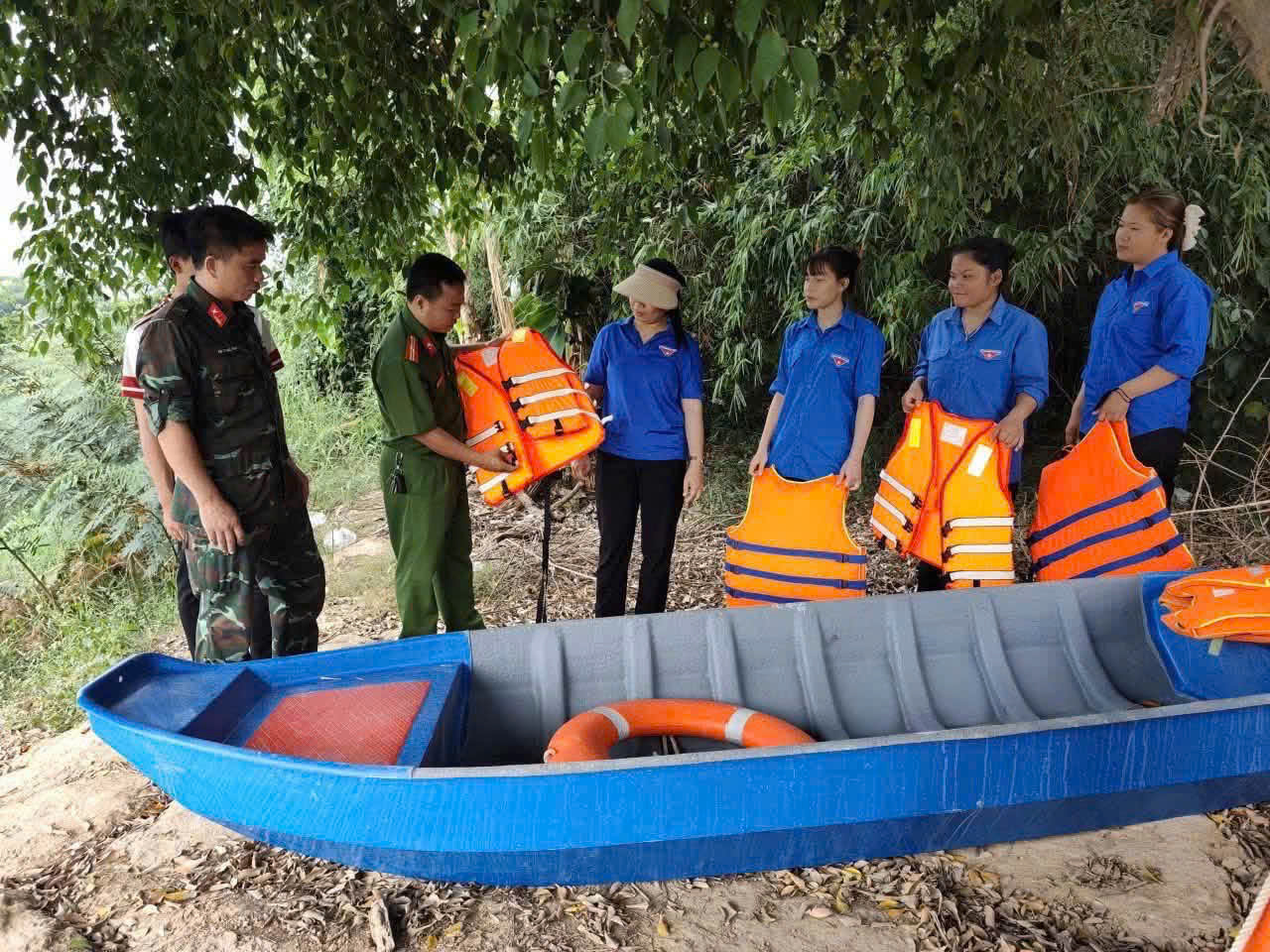 Cán bộ Công an xã Diên Điền hướng dẫn sử dụng các trang thiết bị cứu sinh như áo phao, phao cứu sinh...