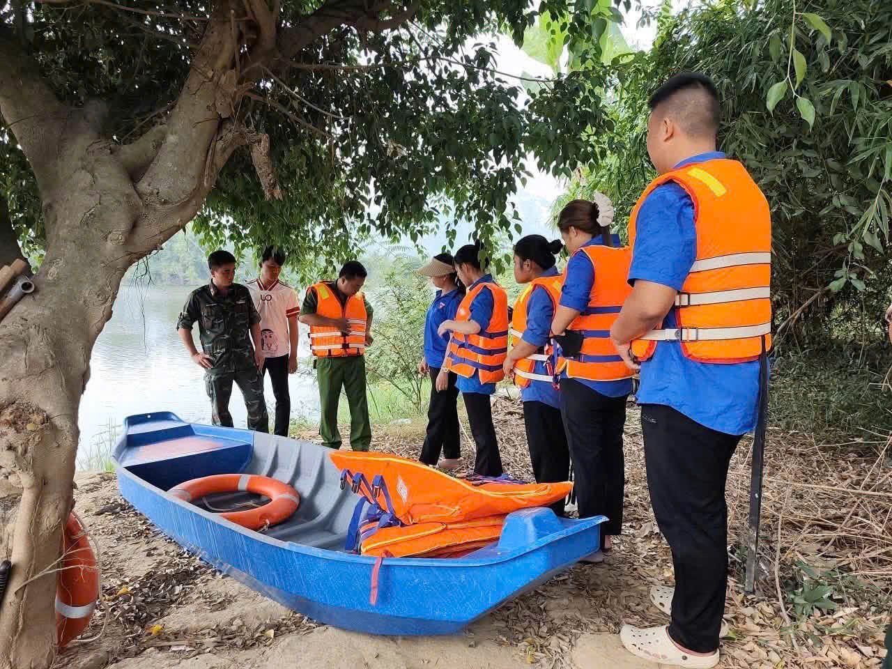 Cán bộ Công an xã Diên Điền hướng dẫn sử dụng các trang thiết bị cứu sinh như áo phao, phao cứu sinh...