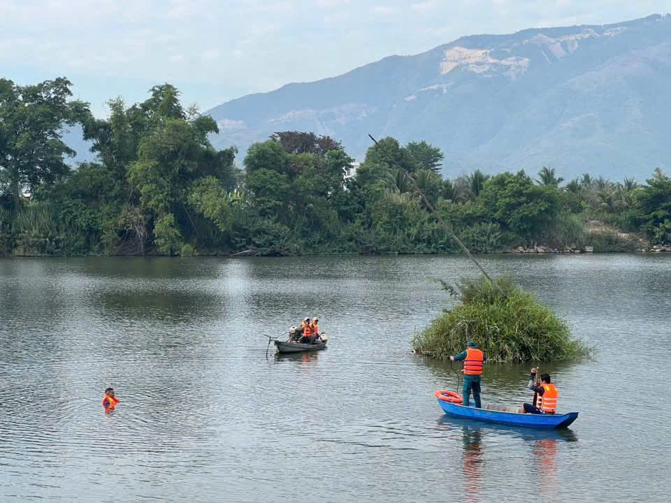 Lực lượng tham gia tập huấn được hướng dẫn thực hành cách điều khiển ghe, xuồng ứng phó lũ lụt