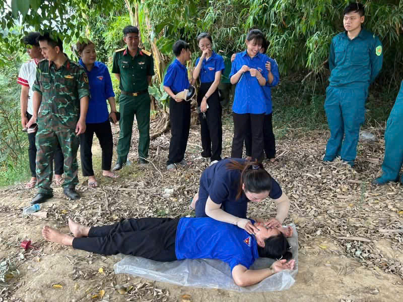 Cán bộ Trạm Y tế xã Diên Điền hướng dẫn thực hành phương pháp sơ cứu ban đầu cho người bị nạn ngạt nước, đuối nước
