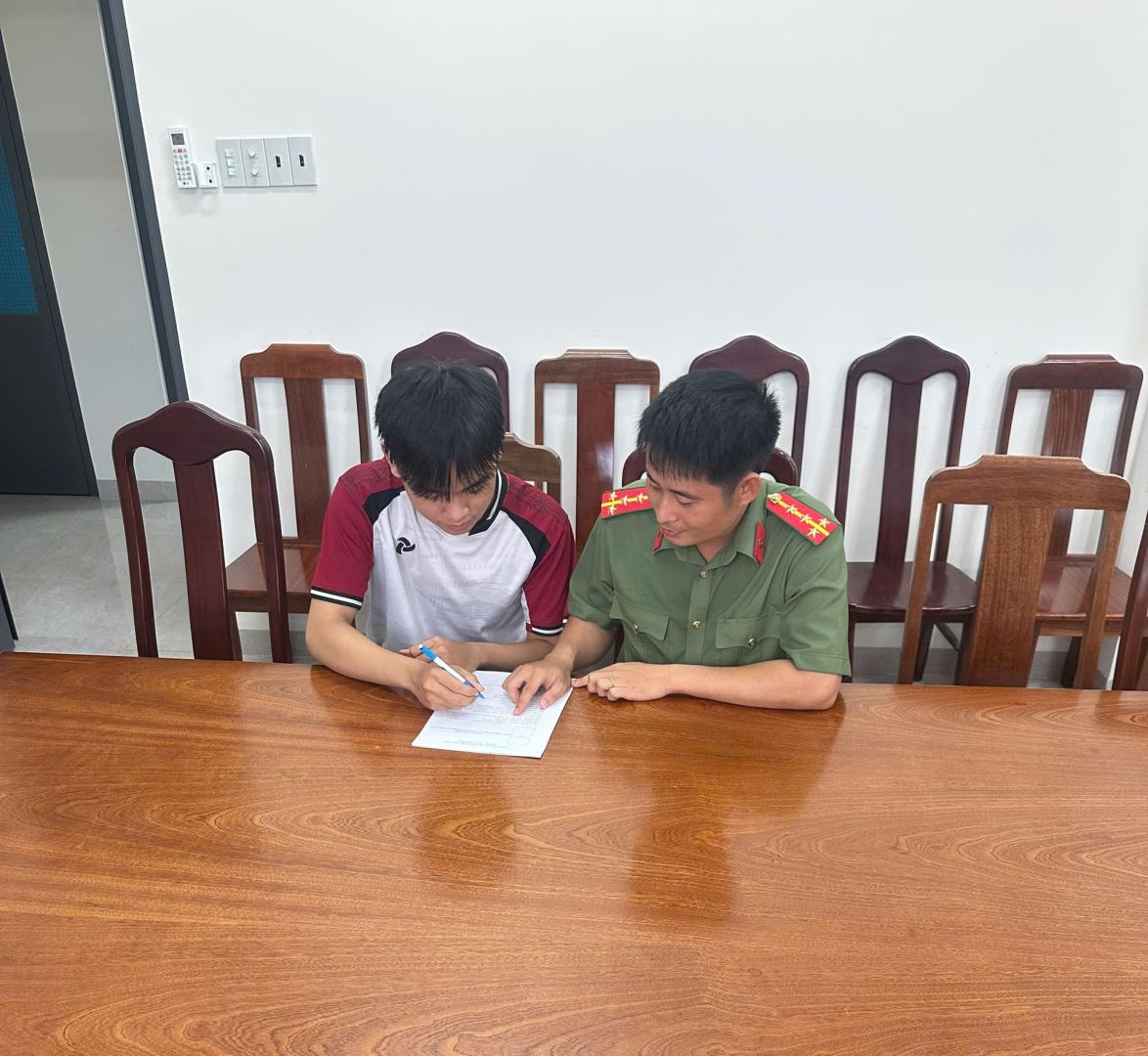 Thanh niên Lê Hoàng Vũ được cán bộ Công an xã hướng dẫn thủ tục đăng ký
