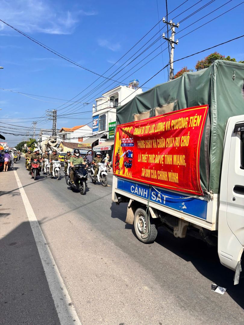 Lực lượng diễu hành trên các tuyến đường thuộc địa bàn xã