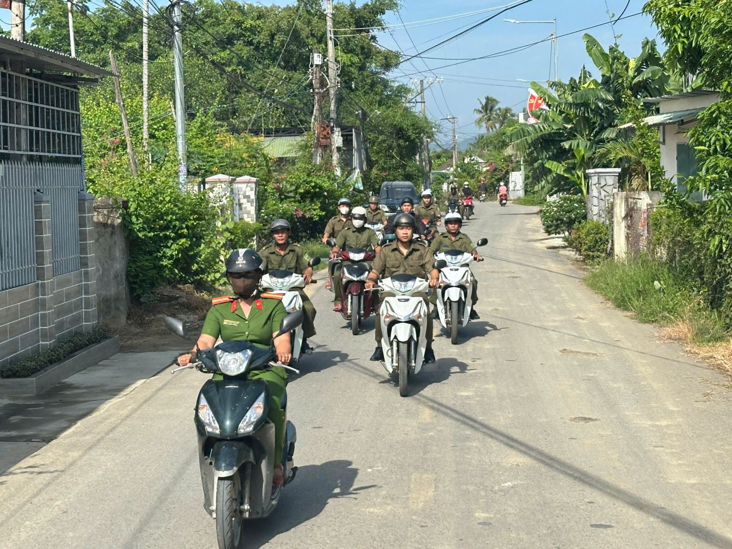 Lực lượng diễu hành trên các tuyến đường thuộc địa bàn xã