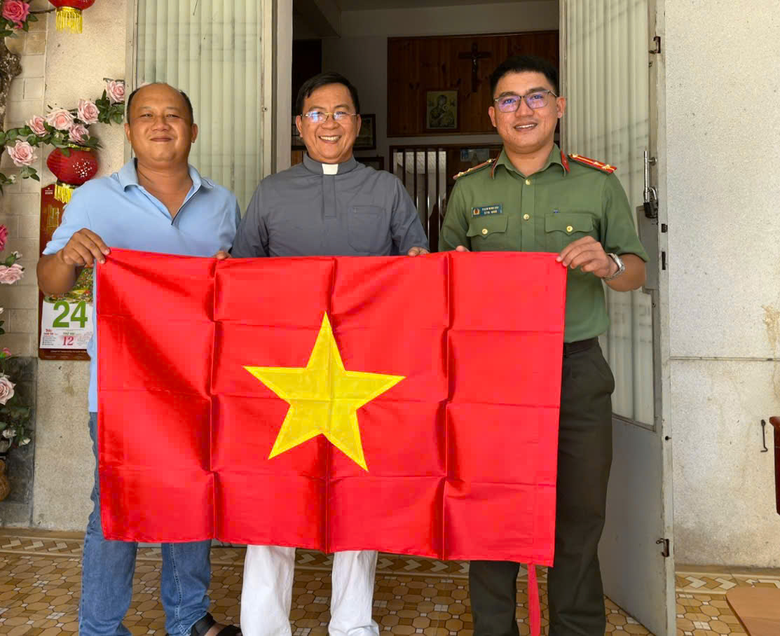 Công an xã Diên Điền tặng cơ Tổ quốc cho Giáo xứ Đại Điền